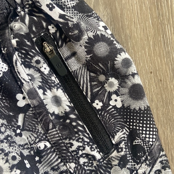 Lululemon Tracker Short V Seawheeze - Picture 2 of 8